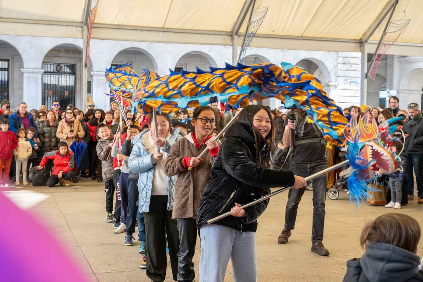 Los niños se sincronizaron para hacer el baile y los giros típicos de esta danza.