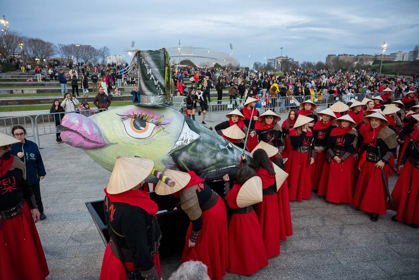 Una de las comparsas, disfrazados de samuráis, llevaron a la sardina desde el Palacio de Festivales al Parque de las Llamas.