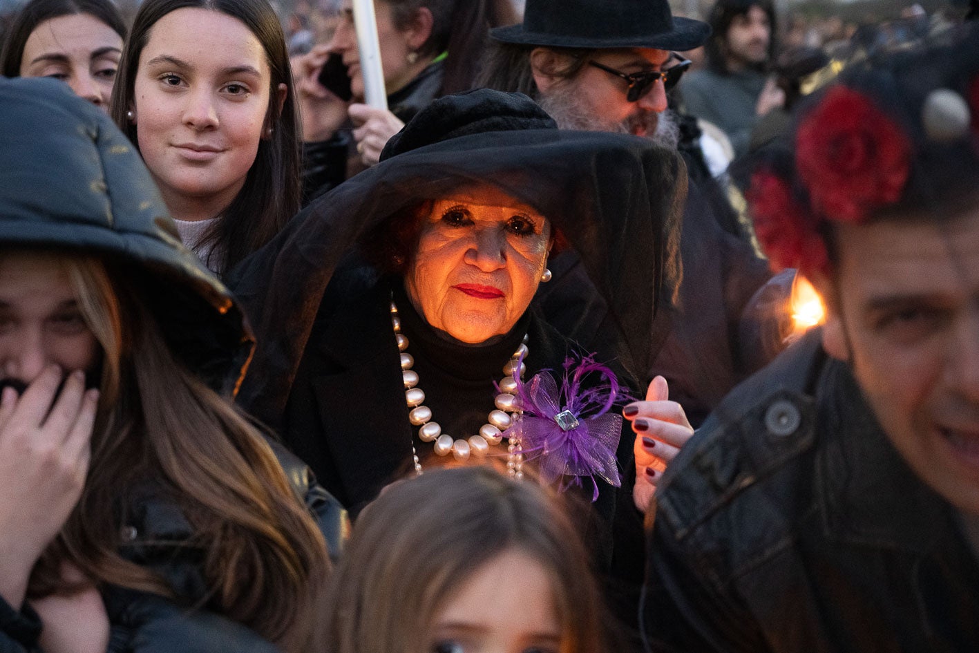 Mujer de luto con sus mejores joyas.