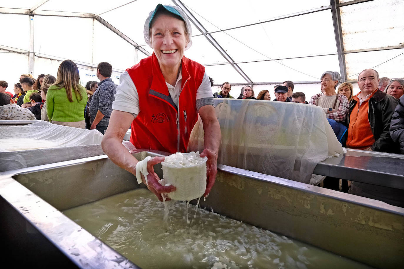 María Ángeles sonríe mientras elabora el queso fresco más grande