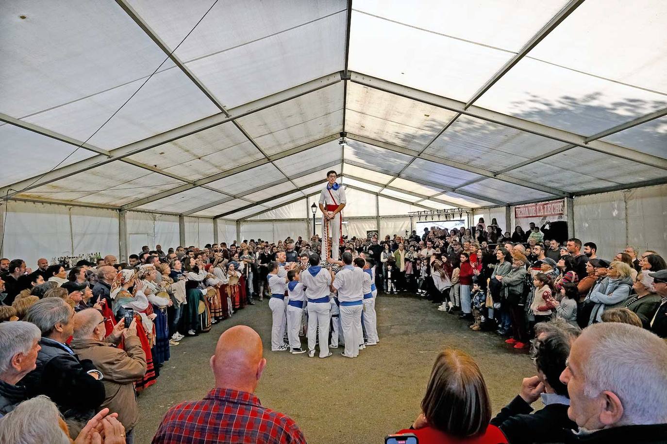 Componentes del grupo de danzas de Ruiloba interpretan la danza de las lanzas