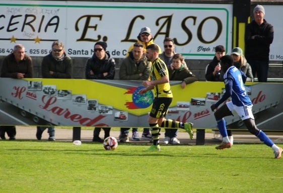 Montiel lleva el balón en el partido ante el Oviedo Vetusta.