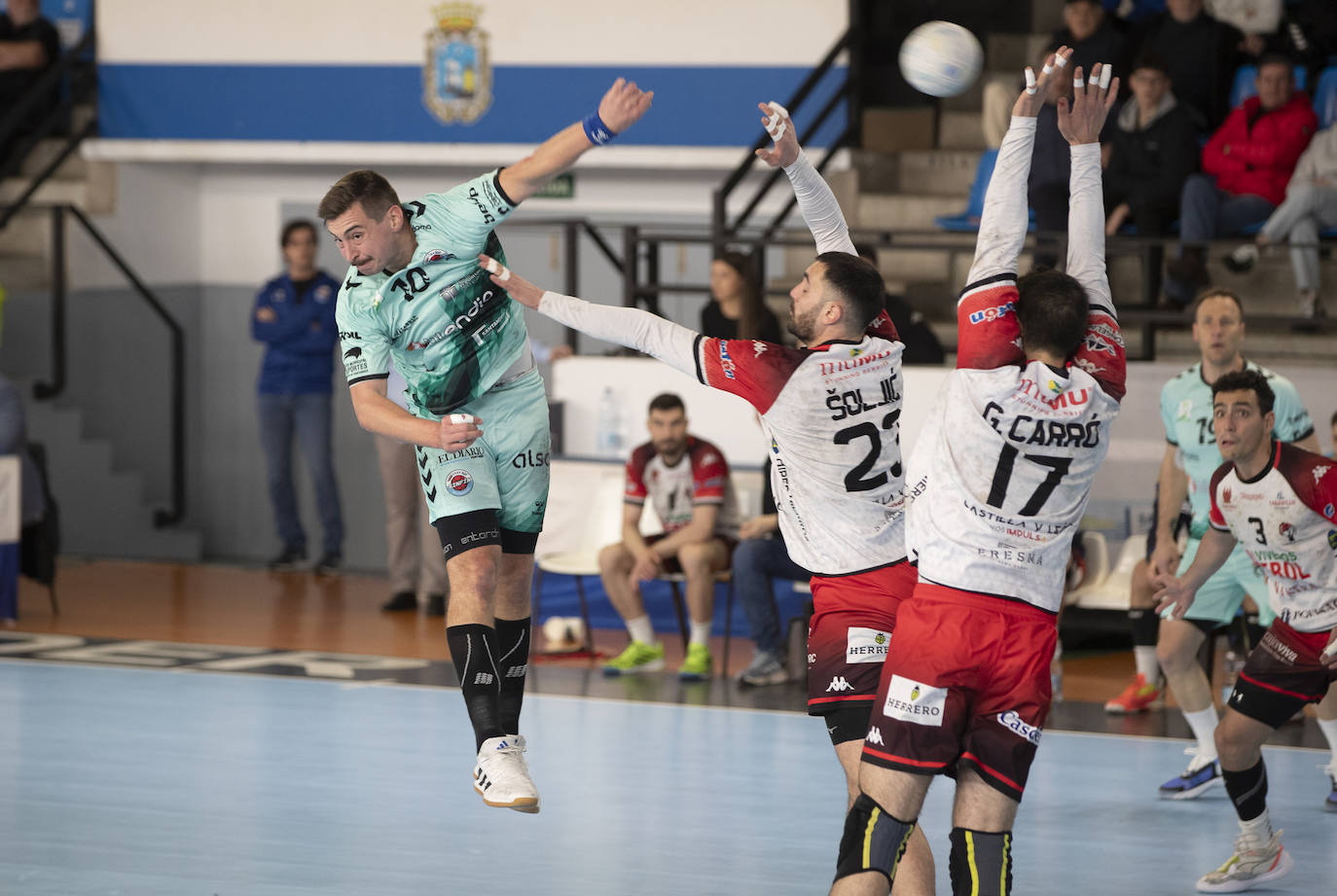 Lukas Böhm, frente a la zaga del Nava. 