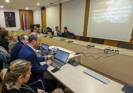 Reunión en el Ayuntamiento para presentar la ordenanza a los comerciantes, la Cámara y la Mesa de Movilidad.