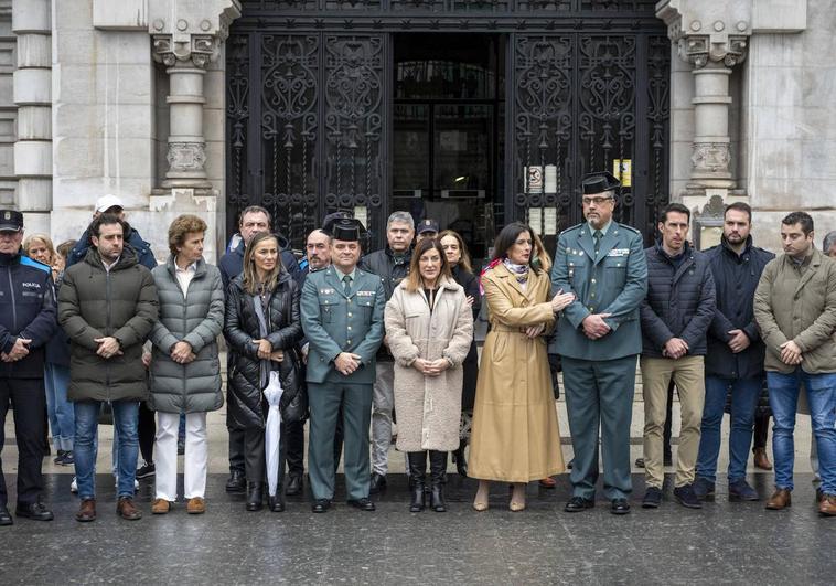 Minuto de silencio en la puerta del Ayuntamiento de Santander