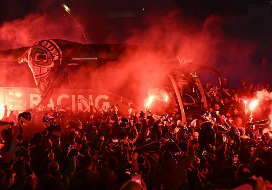 Así de espectacular fue el recibimiento al autobús del Racing a su llegada al Sardinero.