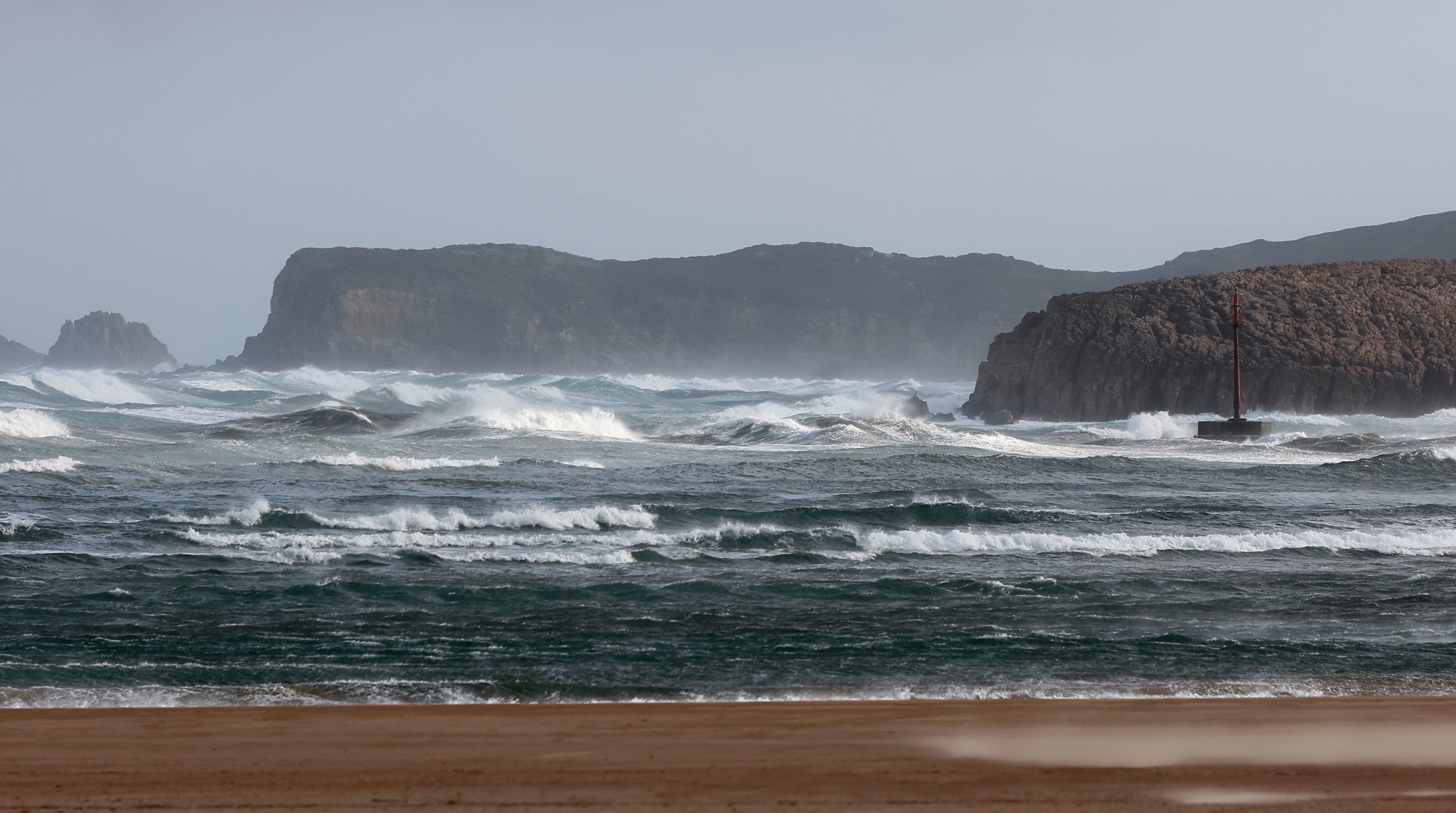 Oleaje este lunes en la zona de Suances.