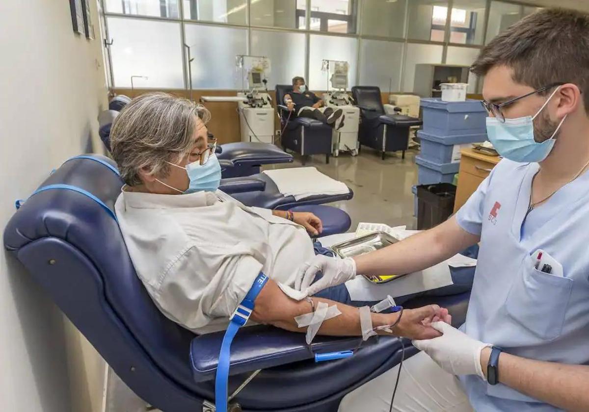 Un hombre dona sangre en el Banco de Sangre del Hospital Universitario Marqués de Valdecilla.