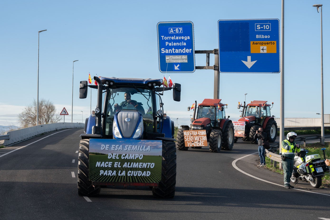 Hasta 23 tractores acudieron a la protesta.