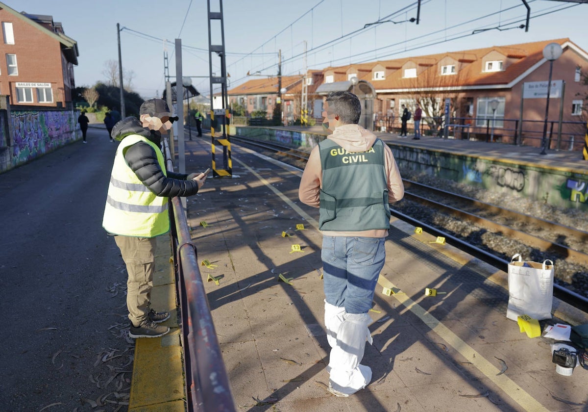 Un agente de la Guardia Civil señalando los puntos donde apareció sangre.