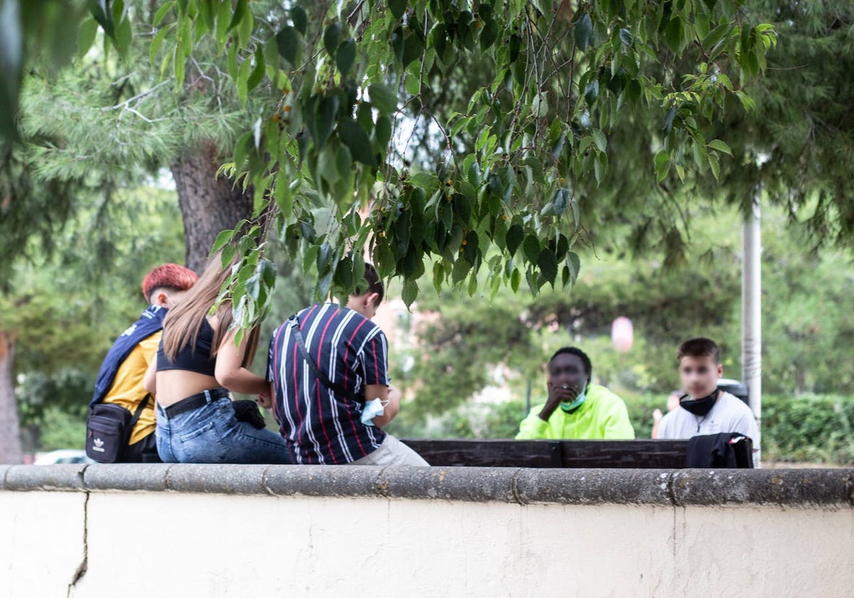 Jóvenes en un parque, en una imagen de archivo.