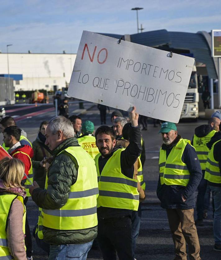 Imagen secundaria 2 - Los agricultores bloquean el Puerto de Santander para pedir «las mismas reglas para todos»