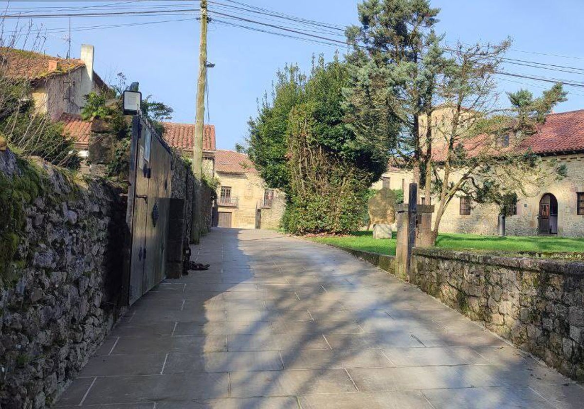 Adoquinado en el acceso al museo Jesús Otero de Santillana del Mar.