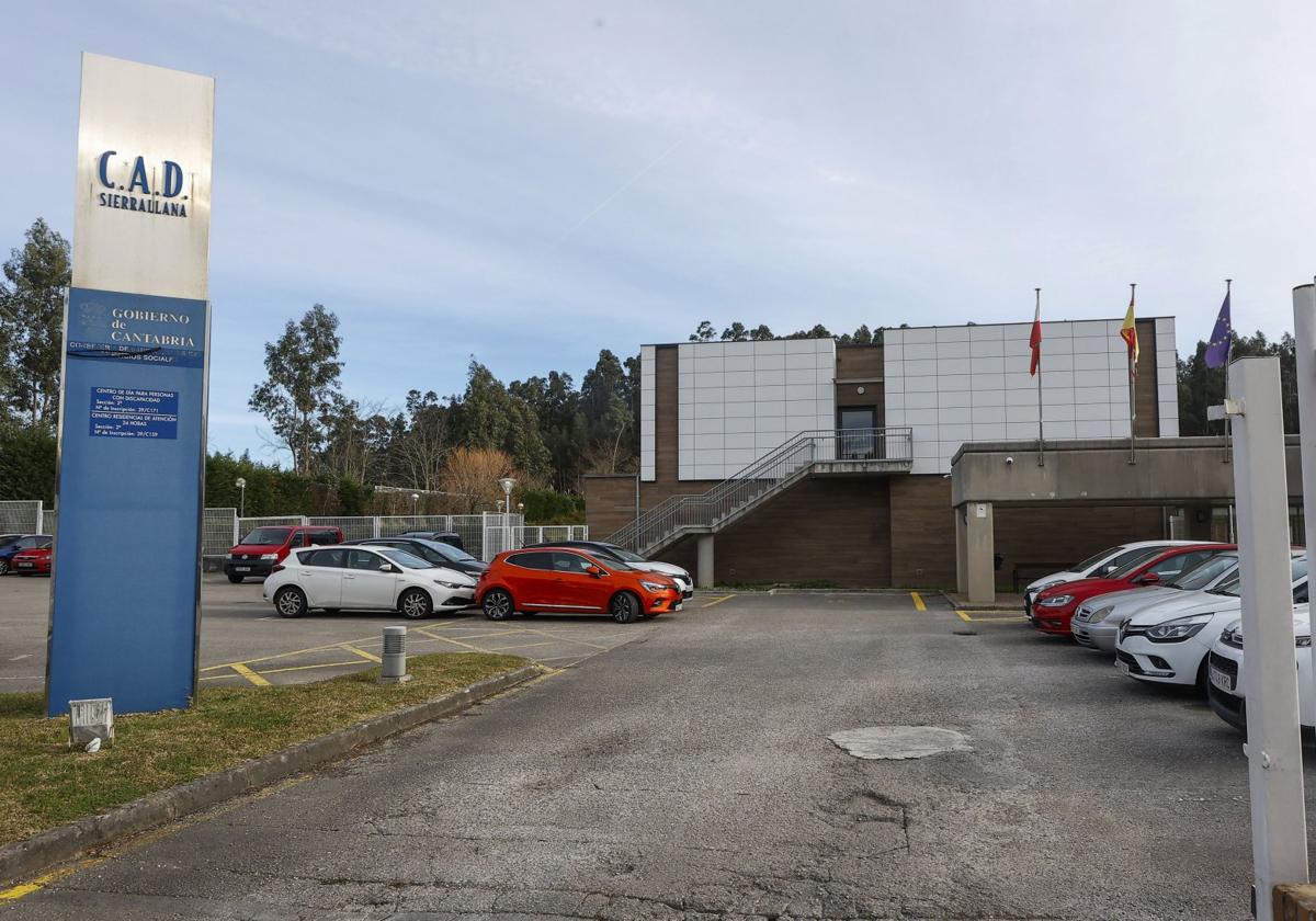 Acceso al edificio del módulo 1, ayer, en el Centro de Atención a la Dependencia (CAD) de Sierrallana.