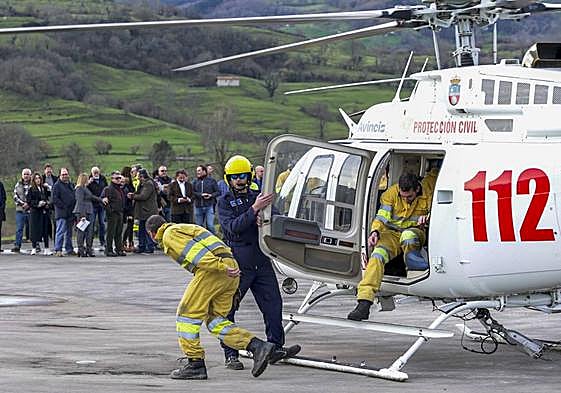 Ejercicio de los efectivos de Montes en la helisuperficie del parque de bomberos de Villacarriedo.