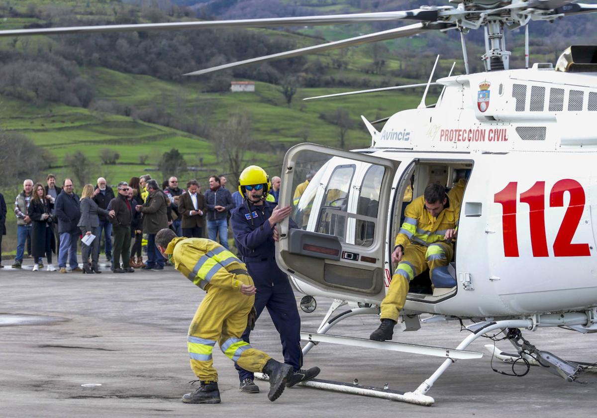 Ejercicio de los efectivos de Montes en la helisuperficie del parque de bomberos de Villacarriedo.