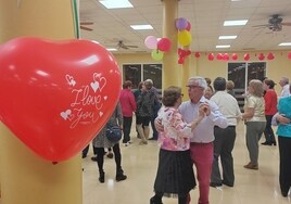 El baile fue protagonista en la celebración de San Valentín en el centro de mayores de Muriedas.