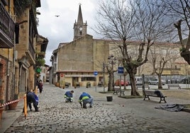 Trabajadores renovando el empedrado de la calle Fuente Tres Caños en 2015.