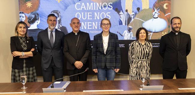 Pilar Gómez Bahamonde, directora de la Fundación Camino Lebaniego; Jesús Maillo, director de Relaciones Insitucionales de la Caixa en Cantabria; Arturo Ros, obispo de Santander; Eva Guillermina Fernández, consejera de Cultura, Turismo y Deporte; Irene Agudo, directora territorial de la Fundación 'la Caixa' en Asturias y Cantabria, y Elías Hoyal, arcipreste de Liébana, durante la presentación del ciclo.