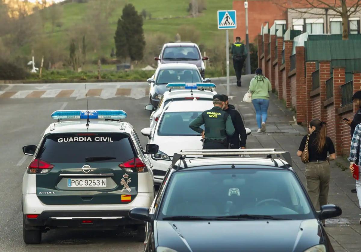 La Guardia Civil conversó con los especialistas de la empresa 'Antiokupas', en presencia de vecinos.