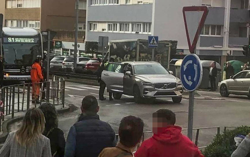 Los agentes inspeccionan el coche parado en el acceso a una rotonda de Maliaño-Muriedas