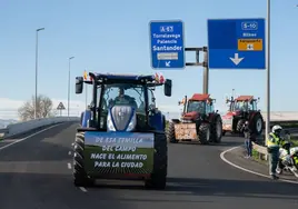 Tres trabajadores del campo sacan sus tractores a las calles para manifestarse.