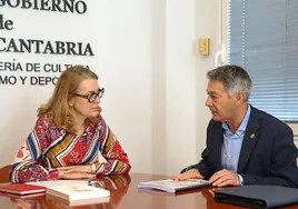 La consejera de Cultura, Turismo y Deporte, Eva Guillermina Fernández, y el alcalde de Campoo de Enmedio, Pedro Manuel Martínez.