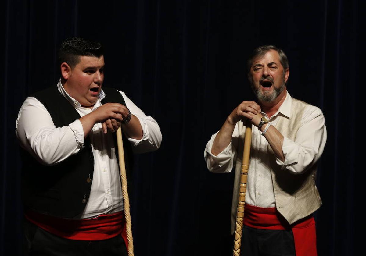 Julián Revuelta 'El Malvís de Tanos' (d), en el Palacio de Festivales de Santander