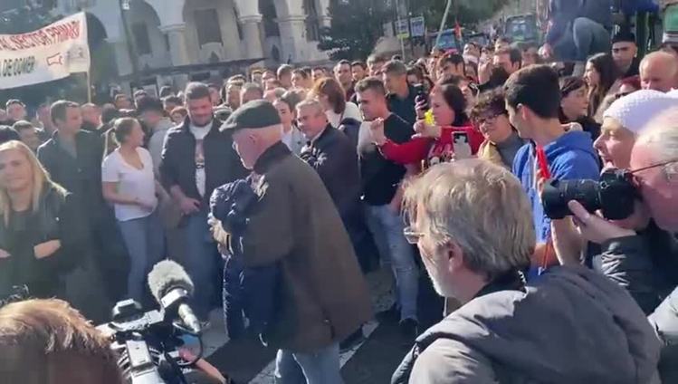 Un grupo de personas hace sonar sus campanos en señal de protesta en torno a los socialistas