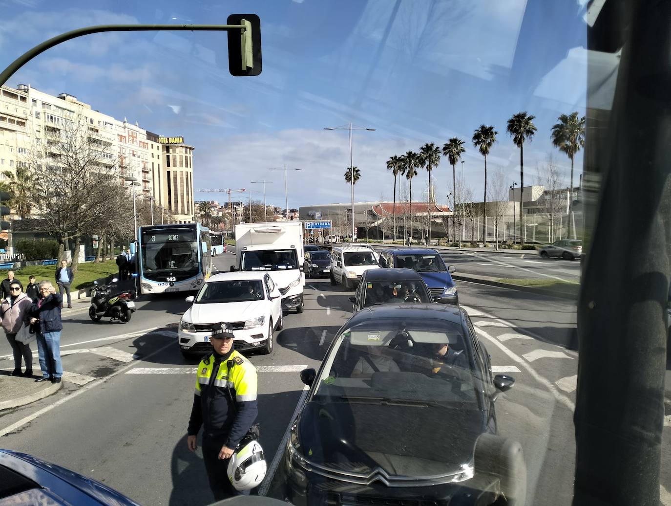 En varios puntos del centro de Santander se han sucedido los atascos y las retenciones.