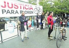 Estefanía Gómez, hija del ciclista atropellado, en un acto para pedir justicia por su padre.