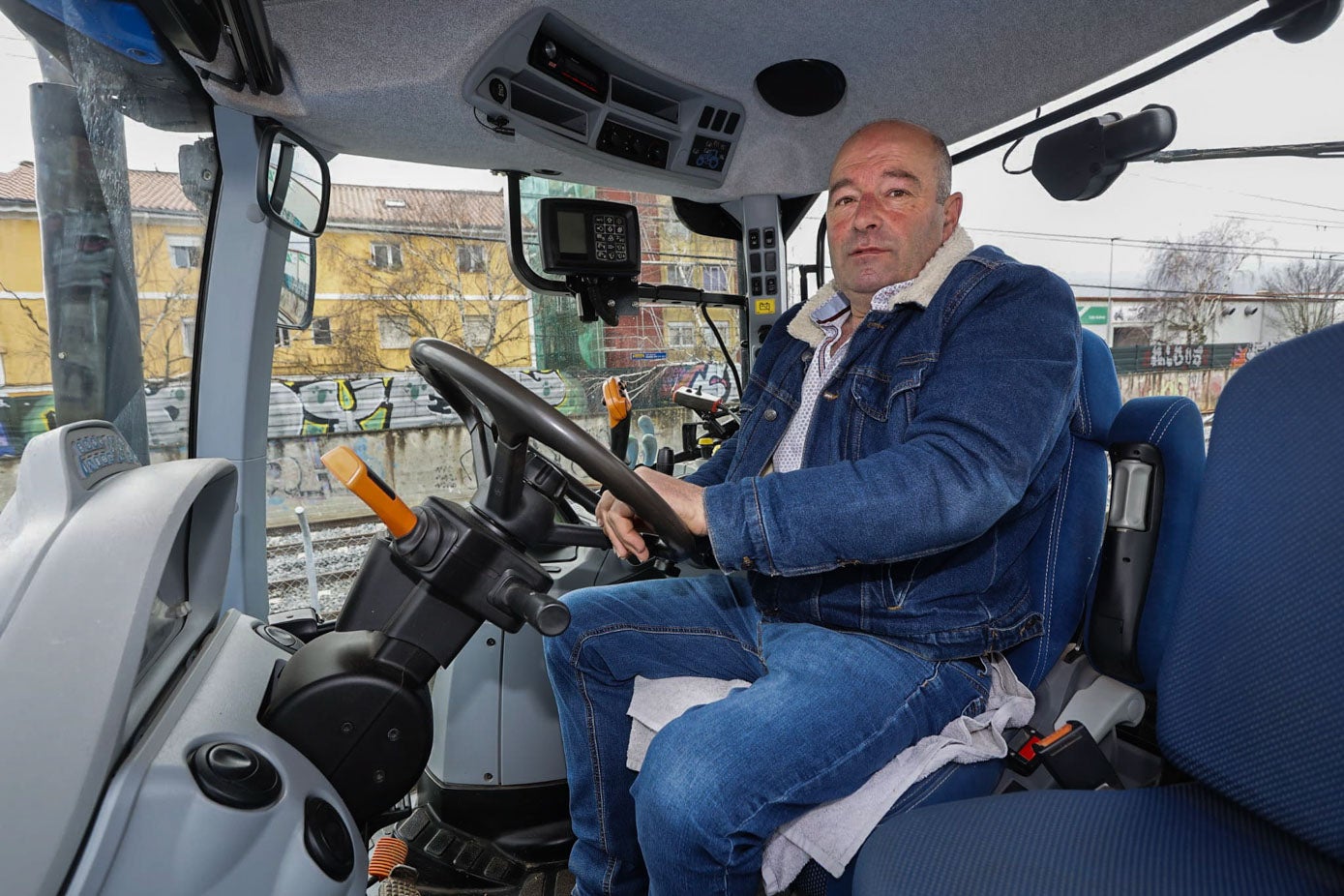 Vicente Saiz, ganadero de Camargo, va a compañado en su tractor por nuestro compañero José Ahumada.