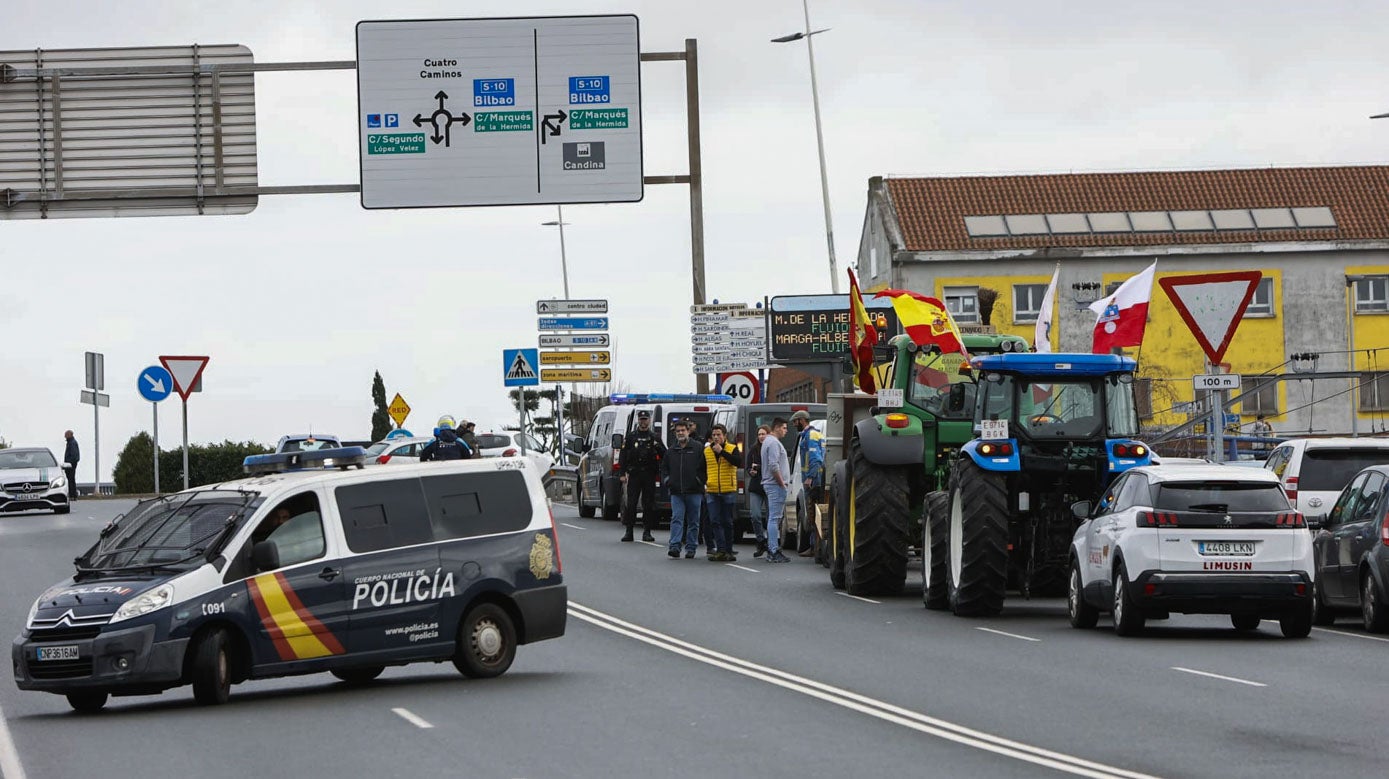 Los primeros agricultores esperan con sus tractores en la entrada a Santander por la rotonda de Valdecilla Sur. 