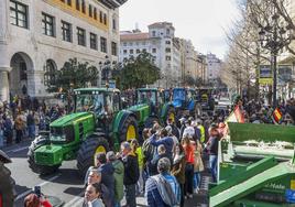 Los tractores, a su llegada a la Delegación de Gobierno.