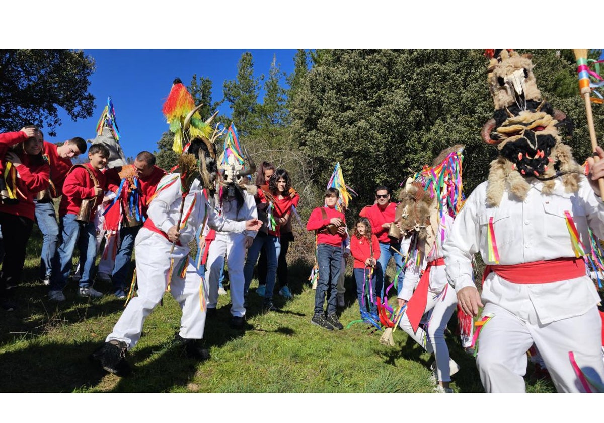 Zamarrones y campaneros lebaniegos en el carnaval celebrado este mes en Piasca