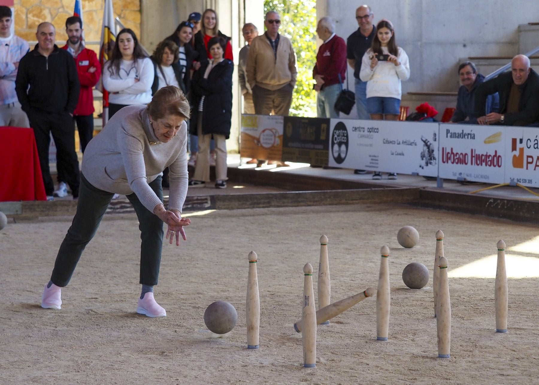 Ángela López, conocida como Marcelina, birla seis bolos en el primero de sus lanzamientos.