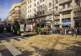 Los ganaderos volvieron a cortar ayer la calle Calvo Sotelo de Santander con sus tractores, poco antes de abandonar la capital cántabra pasado el mediodía.