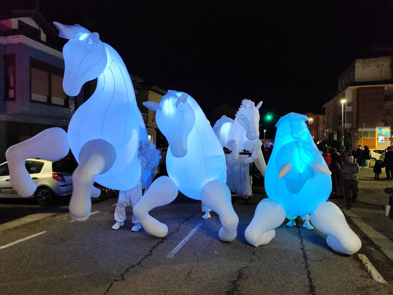 La cabecera del desfile estaba protagonizada por caballos de aire y luz