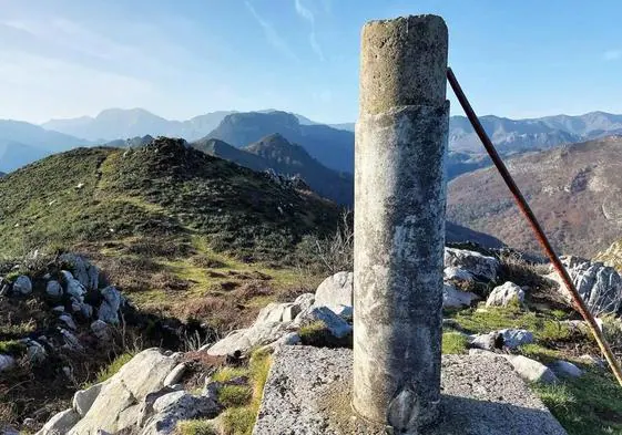 vértice geodésico que marca el punto más alto del pico la Cogolla y mirando hacia la Mota Cetín, montaña de formas cuadradas que es el techo del concejo de Parres