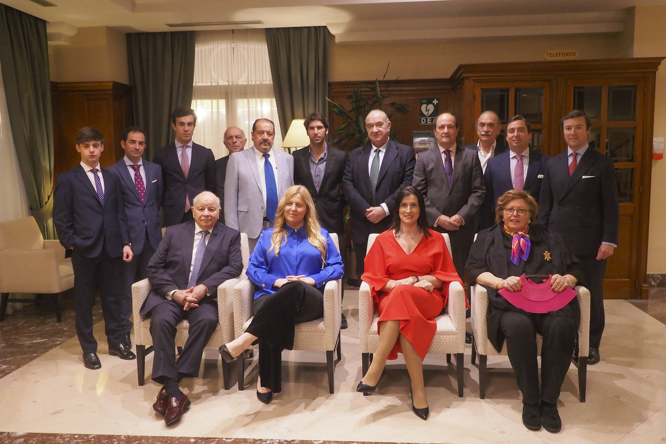 Eduardo Rodríguez, Víctor Cañas, Tomás Rufo, Javier Gómez, Emilio de Cos, Cayetano Rivera, Emilio del Valle, Modesto Piñeiro, Ramón Saiz, José María Garzón, Álvaro Martínez Conradi. Sentados: Indalecio Sobrino, Rosario Pérez, Gema Igual, Nieves Bolado