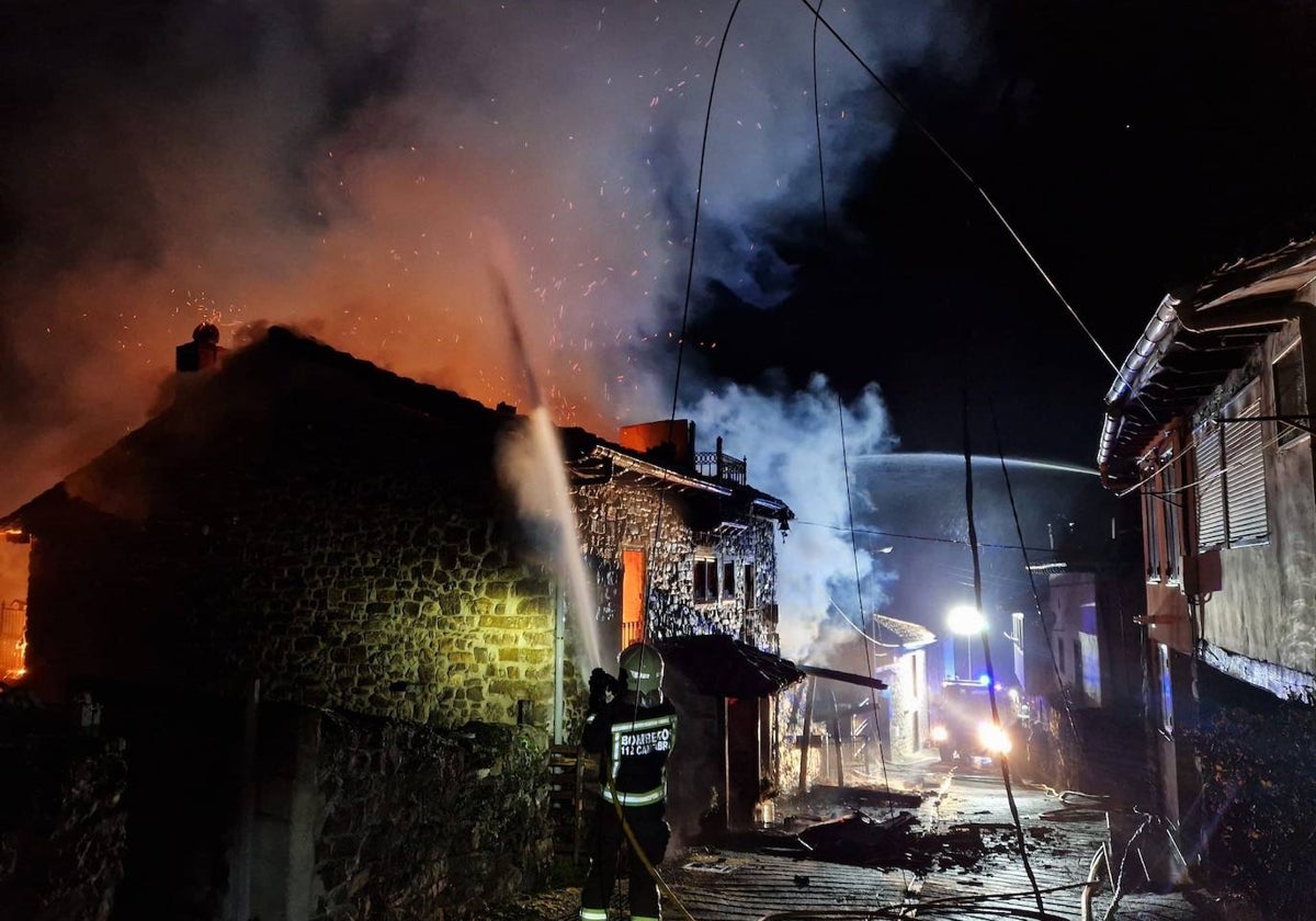 Los bomberos intervienen en el incendio.