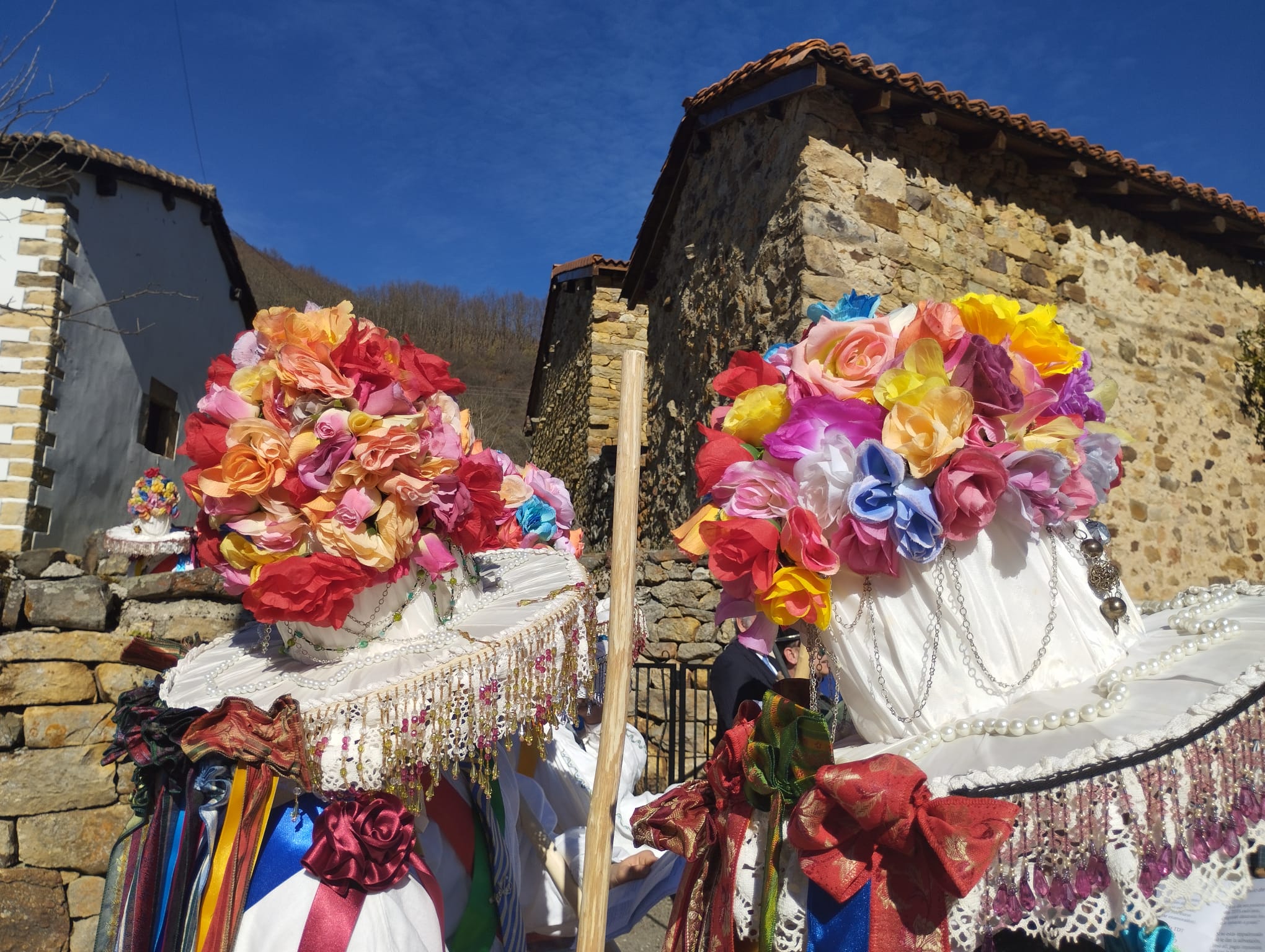 Los espectaculares sombreros es la principal seña de identidad de los zamarrones blancos