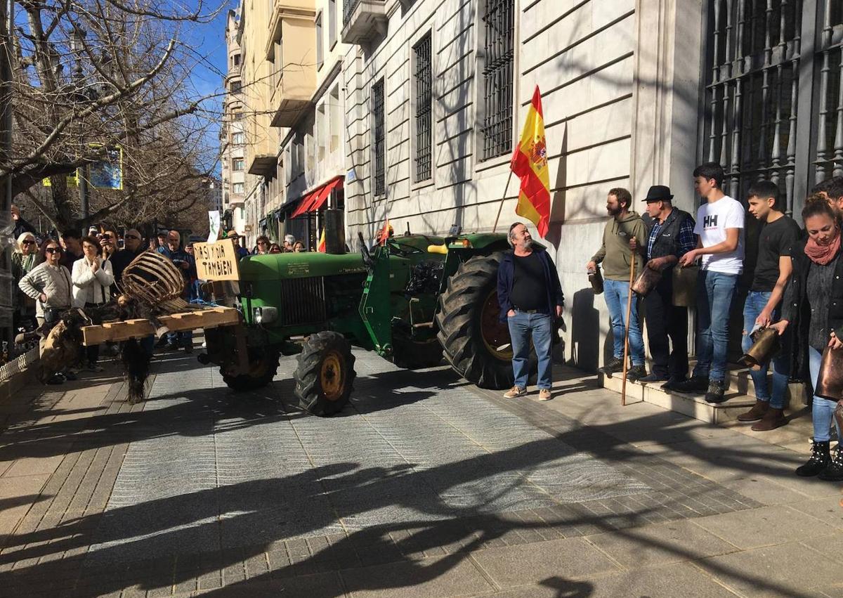 Imagen secundaria 1 - Arriba, una pequeña hoguera con paja en la calle Calvo Sotelo. A la izquierda, un tractor, con un potro muerto, ha aparcado en el puerta de la Delegación del Gobierno. A la derecha, la marcha de los tractores por Santander.