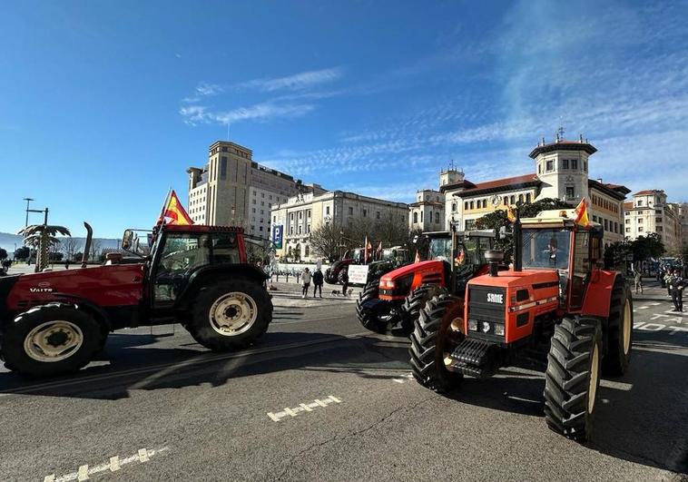 Los tractores ocupan la calzada frente a la Delegación del Gobierno.