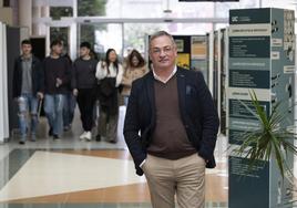 Rubén Aldaco García, en uno de los pasillos de la Facultad de Derecho de la UC.