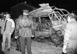 La furgoneta de la Policía Nacional quedó completamente destrozada en el atentado.