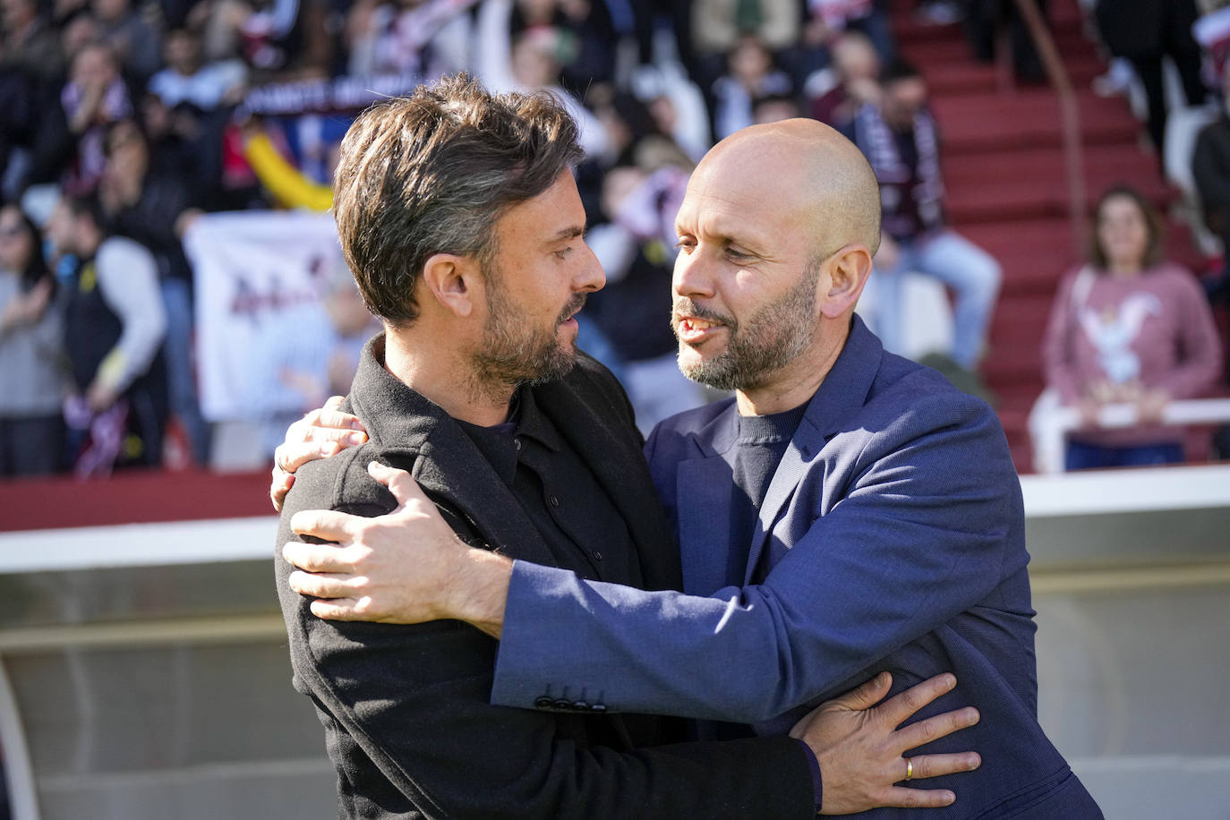 Rubén Albés y José Alberto se abrazan antes del partido. 