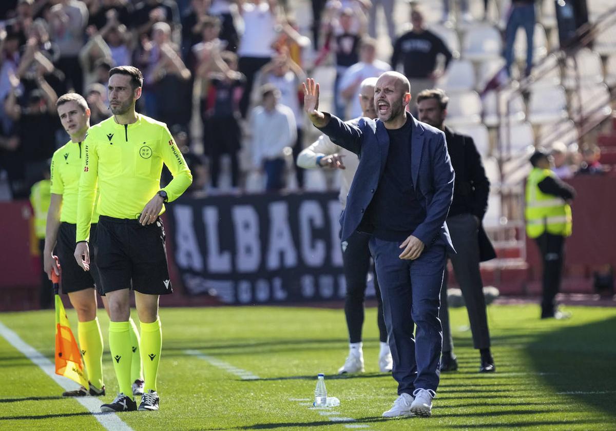 José Alberto da instrucciones a sus futbolistas en Albacete.