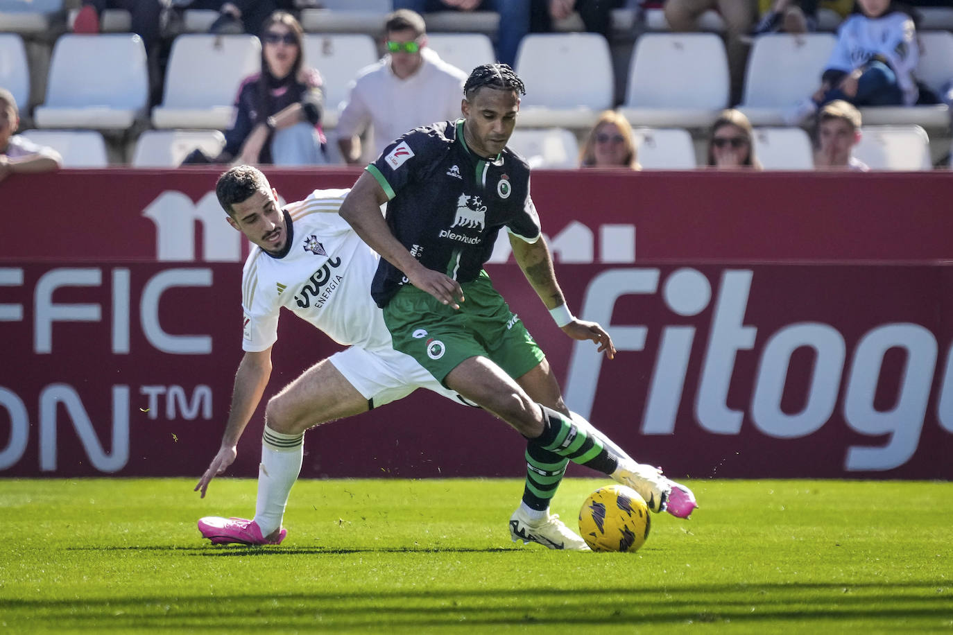 Mboula protege el balón ante un rival. 