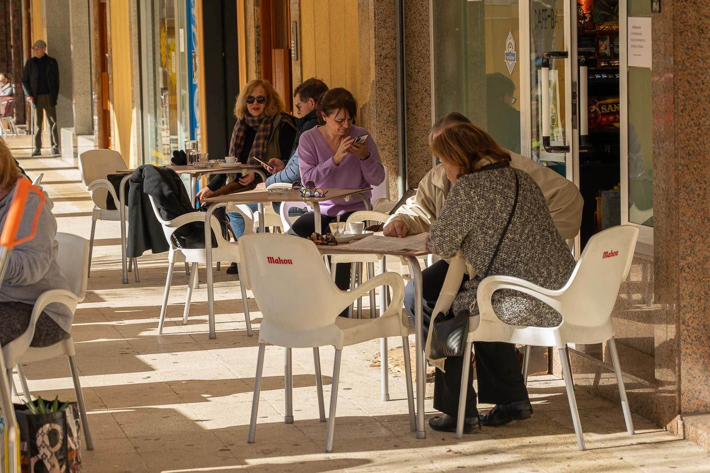 Los comercios y establecimientos hosteleros tienen mucho tirón entre los vecinos de El Alisal.